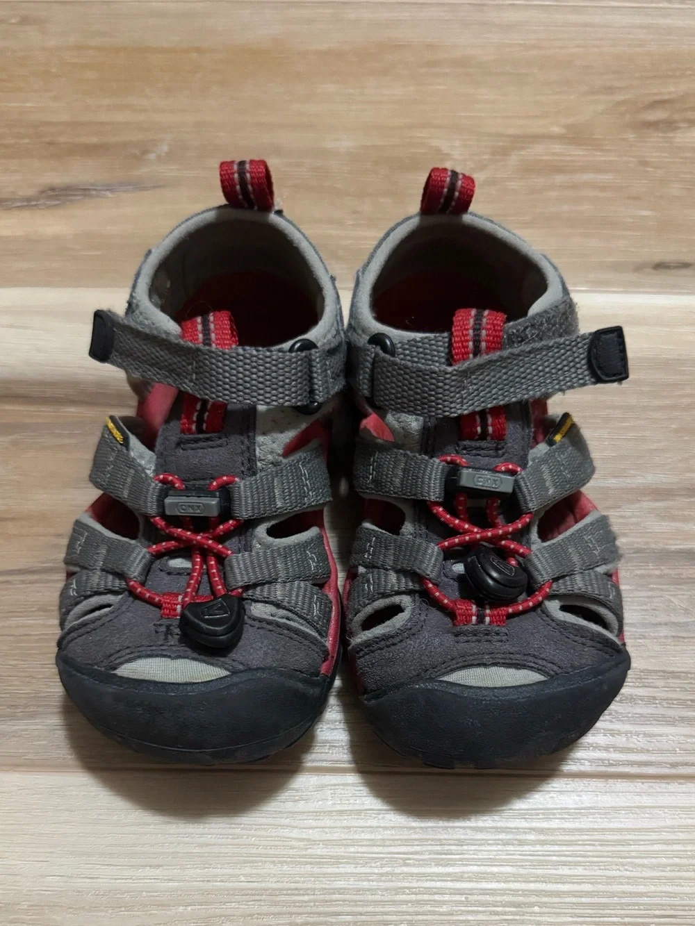 KEEN Kids Seacamp II CNX Water Sandals Magnet Gray Red Size US 9 / EU 25-26